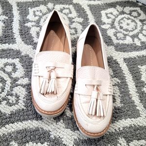 ATMOSPHERE Cream Pebbled Tassle Loafers Size 7